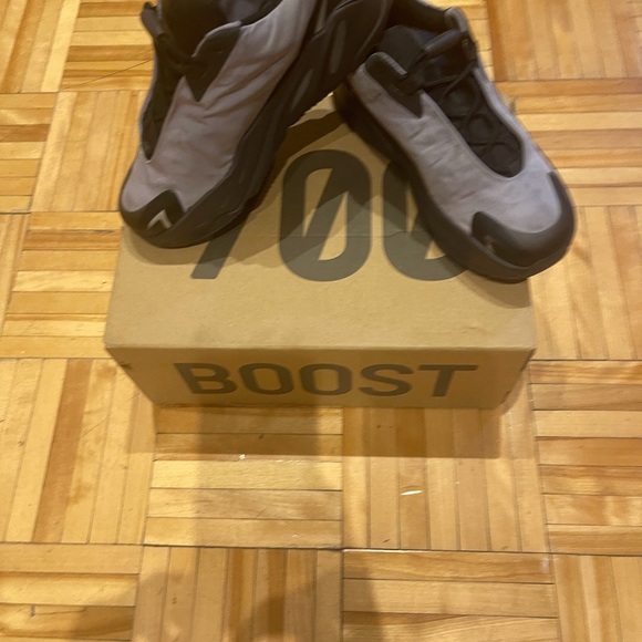 Yeezy  kids Boost 700 MNVN - Picture 5 of 11